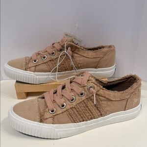 Blowfish Malibu Maxine sneakers in dusty pink distressed low top canvas NEW